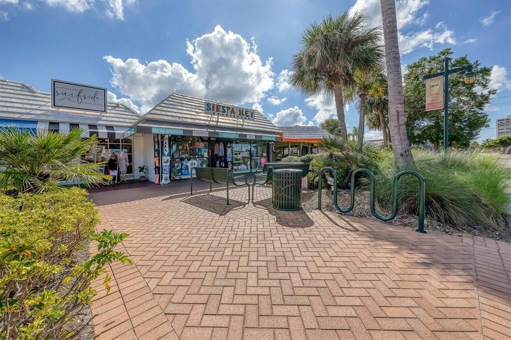 For Sale: $500,000 (1 beds, 1 baths, 524 Square Feet)