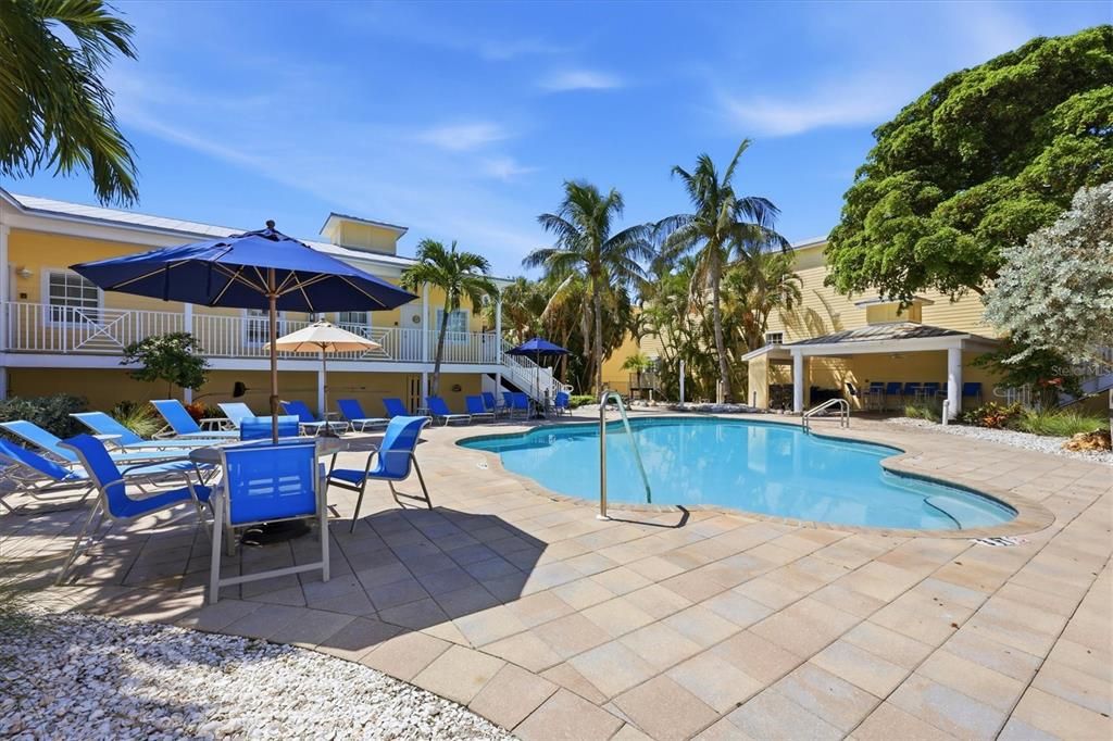 For Sale: $500,000 (1 beds, 1 baths, 524 Square Feet)