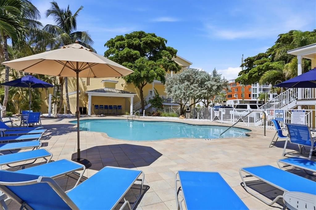 For Sale: $500,000 (1 beds, 1 baths, 524 Square Feet)