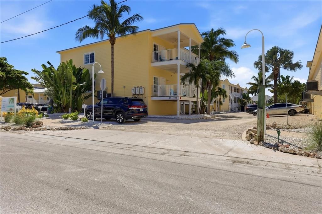 For Sale: $500,000 (1 beds, 1 baths, 524 Square Feet)