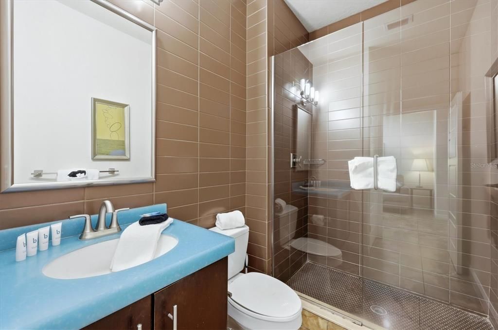 For Sale: $500,000 (1 beds, 1 baths, 524 Square Feet)