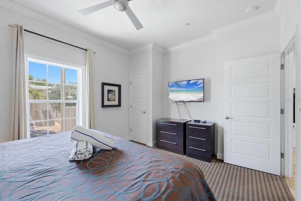 For Sale: $500,000 (1 beds, 1 baths, 524 Square Feet)