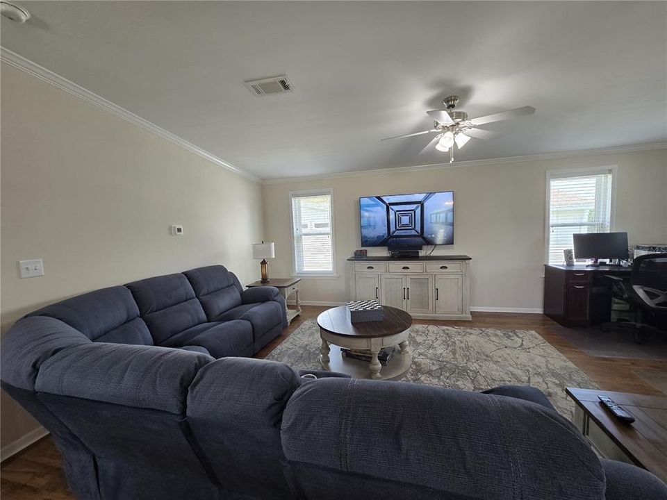 For Sale: $325,000 (2 beds, 2 baths, 1488 Square Feet)