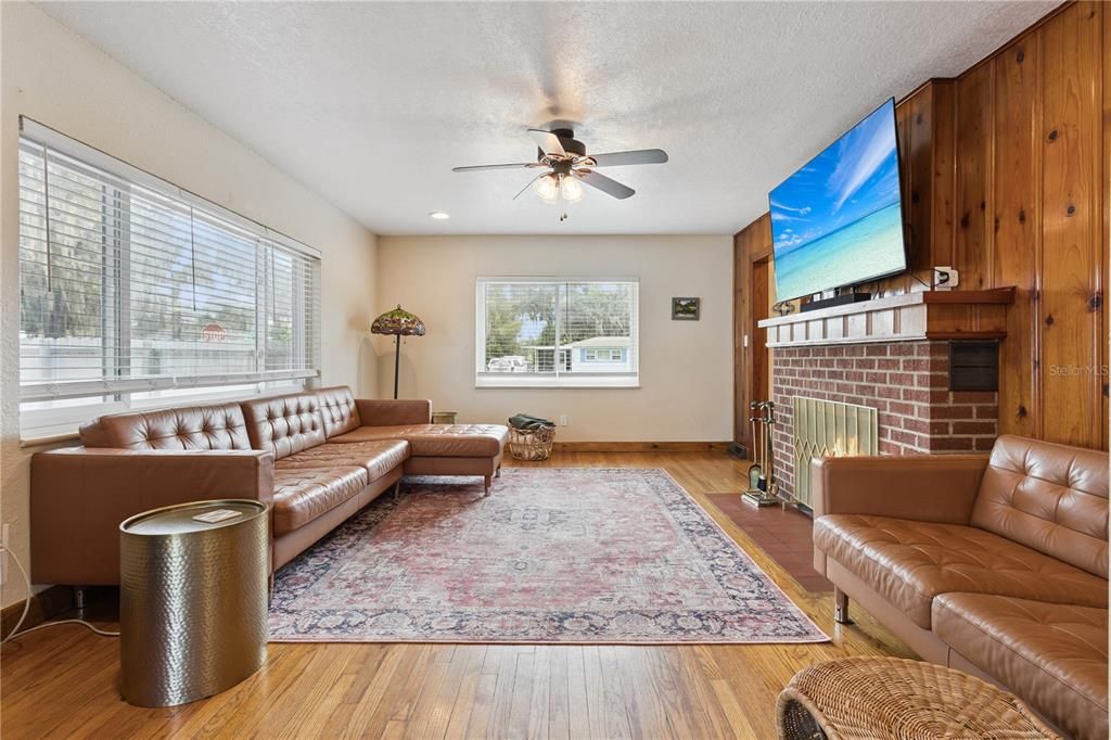 На продажу: $320,000 (2 спален, 2 ванн, 1516 Квадратных фут)