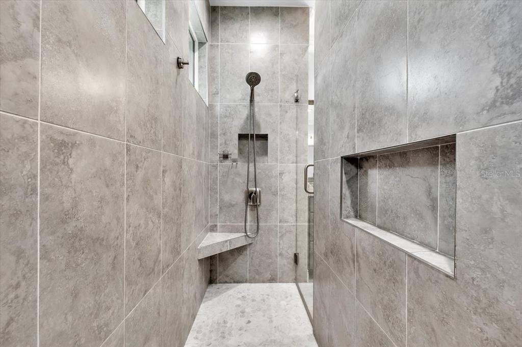 En Venta: $870,000 (4 camas, 2 baños, 2002 Pies cuadrados)