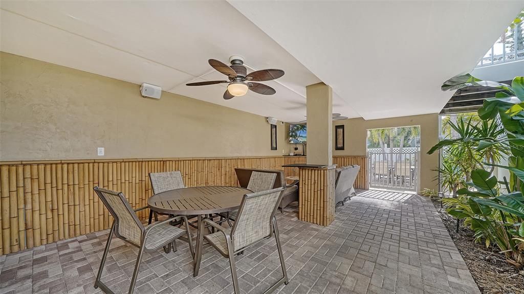 For Sale: $798,000 (1 beds, 1 baths, 858 Square Feet)