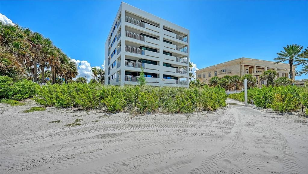 For Sale: $798,000 (1 beds, 1 baths, 858 Square Feet)