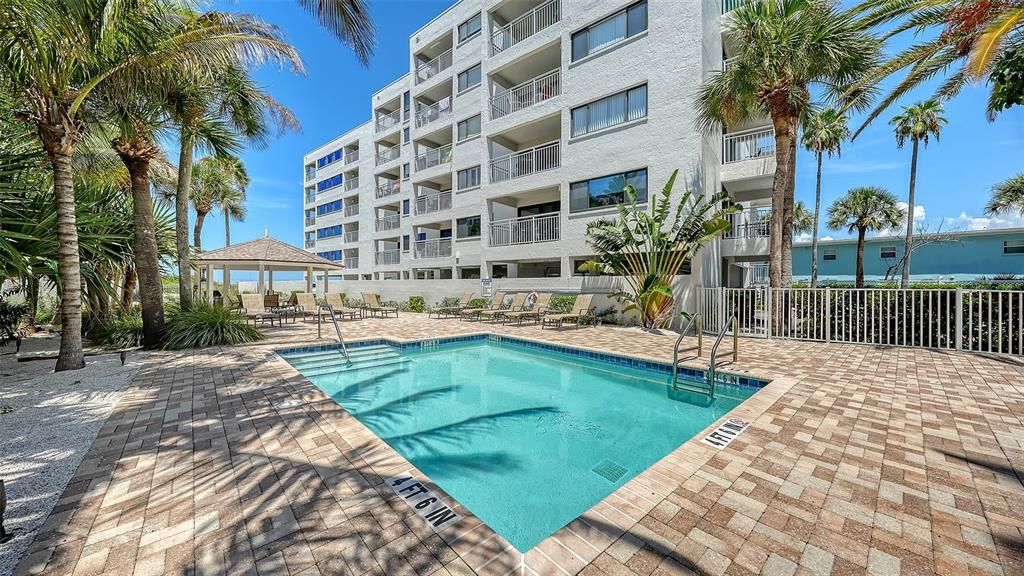 For Sale: $798,000 (1 beds, 1 baths, 858 Square Feet)