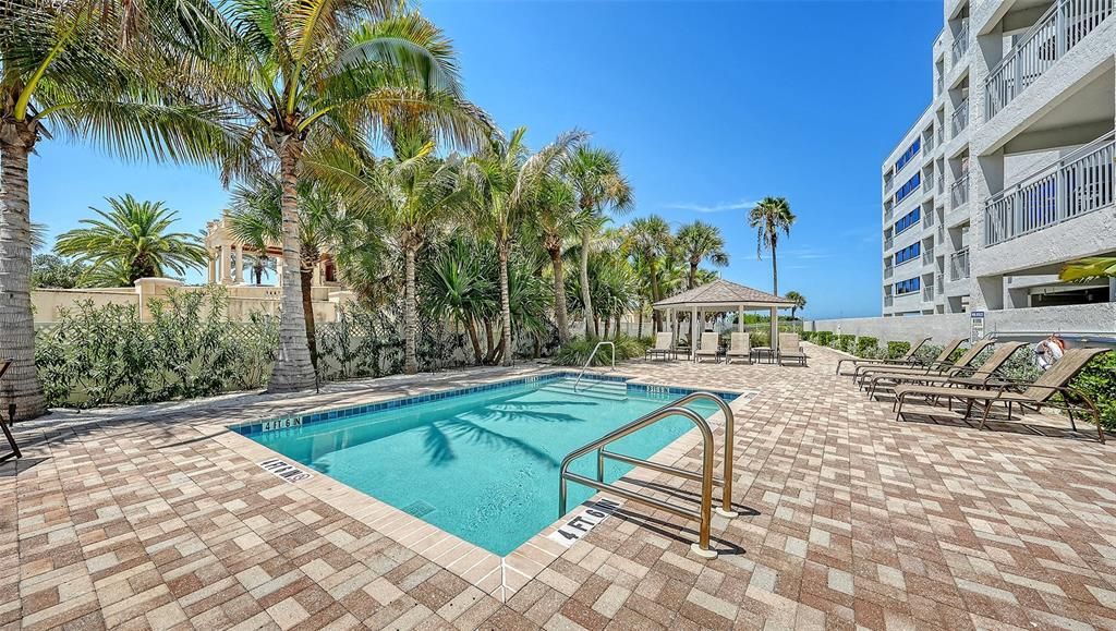 For Sale: $798,000 (1 beds, 1 baths, 858 Square Feet)