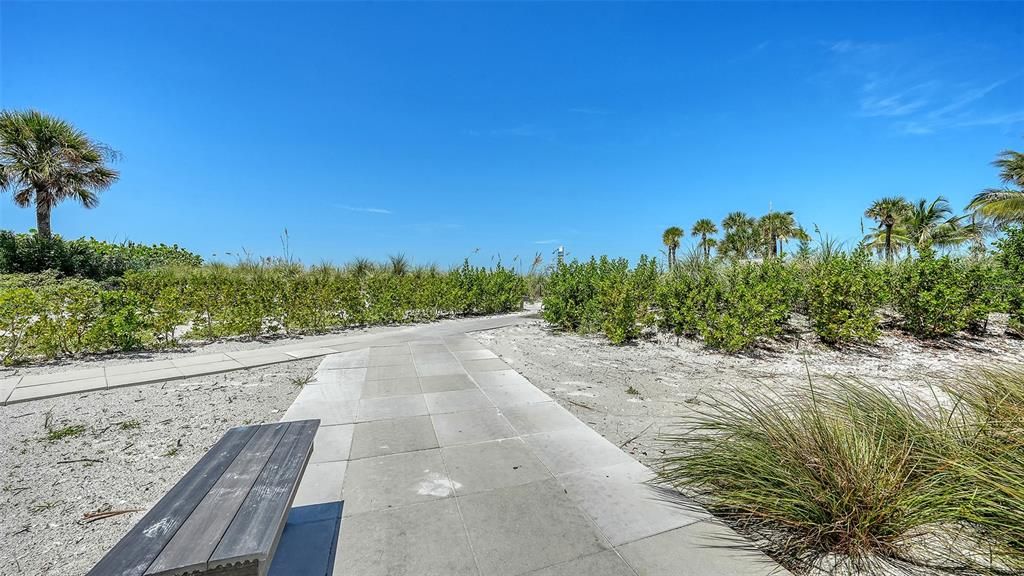 For Sale: $798,000 (1 beds, 1 baths, 858 Square Feet)
