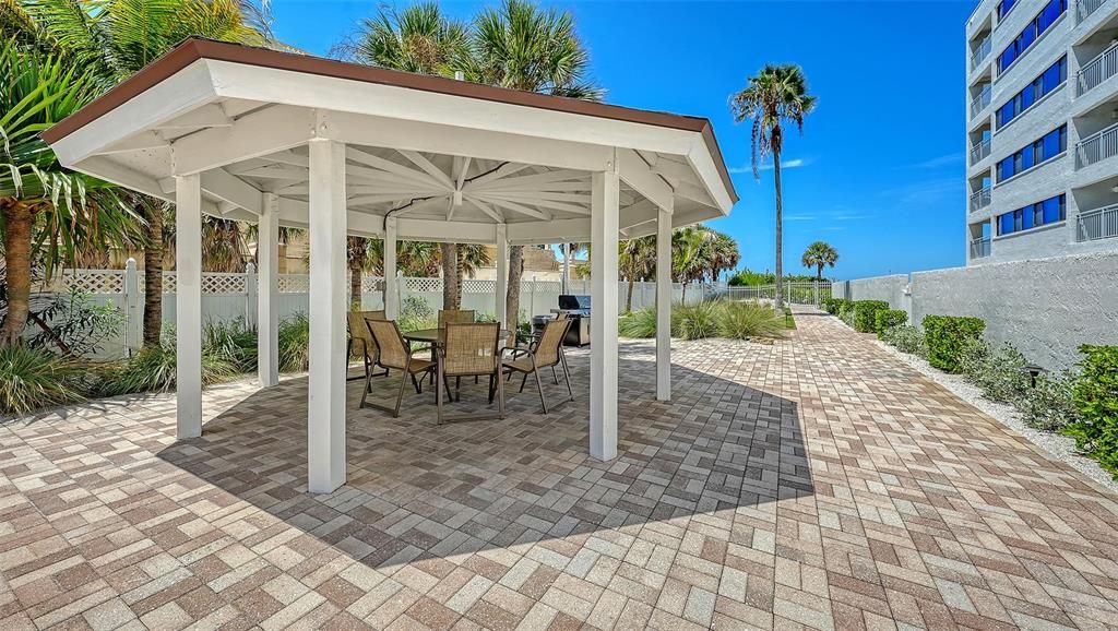 For Sale: $798,000 (1 beds, 1 baths, 858 Square Feet)