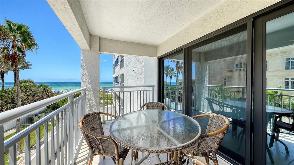 For Sale: $798,000 (1 beds, 1 baths, 858 Square Feet)