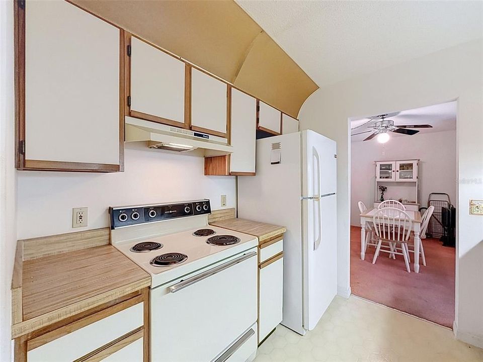 For Sale: $114,900 (2 beds, 2 baths, 937 Square Feet)