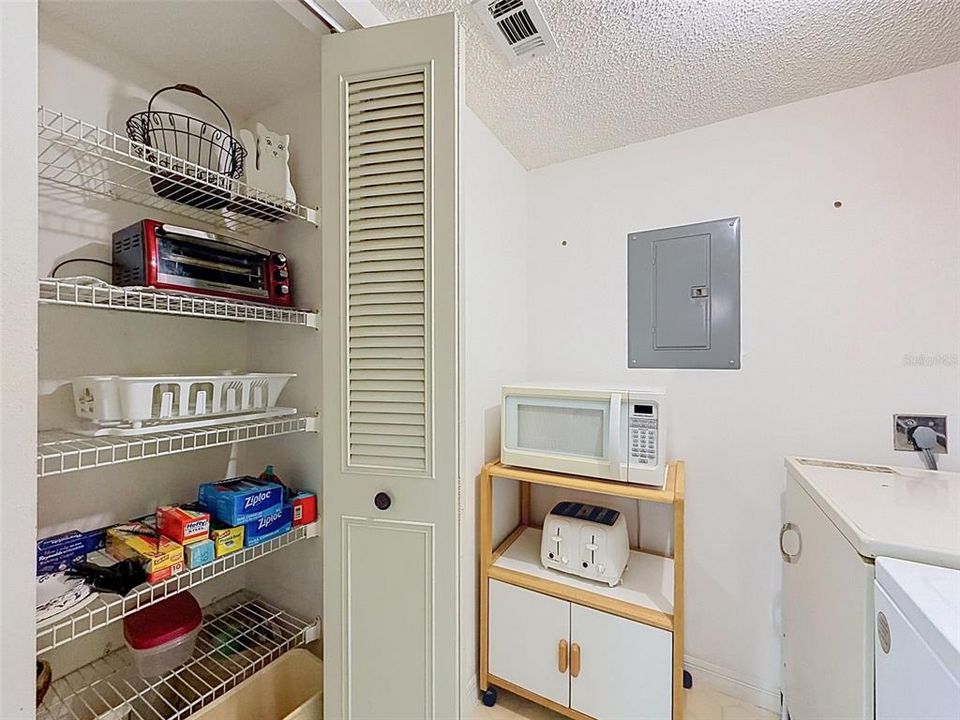For Sale: $114,900 (2 beds, 2 baths, 937 Square Feet)