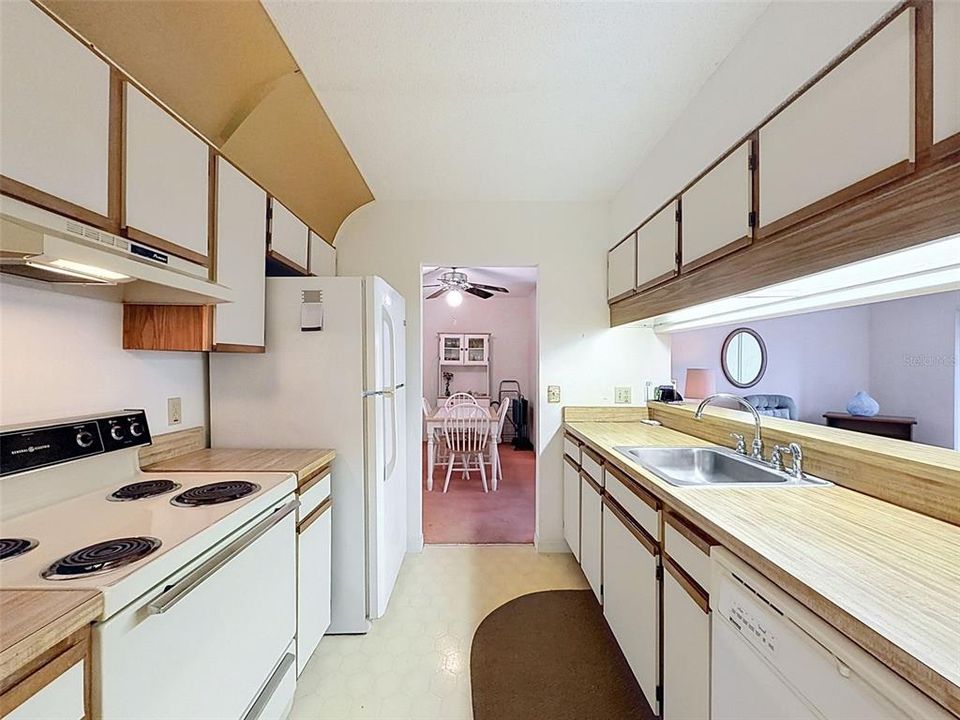 For Sale: $114,900 (2 beds, 2 baths, 937 Square Feet)
