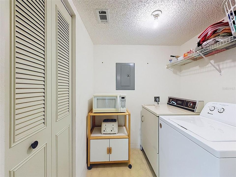 For Sale: $114,900 (2 beds, 2 baths, 937 Square Feet)