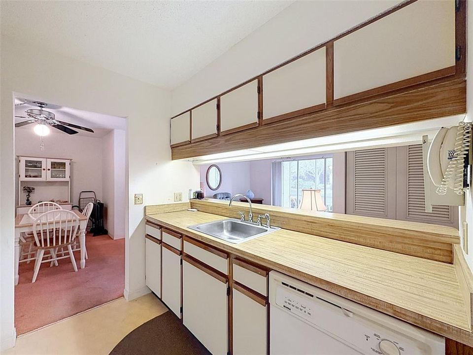 For Sale: $114,900 (2 beds, 2 baths, 937 Square Feet)