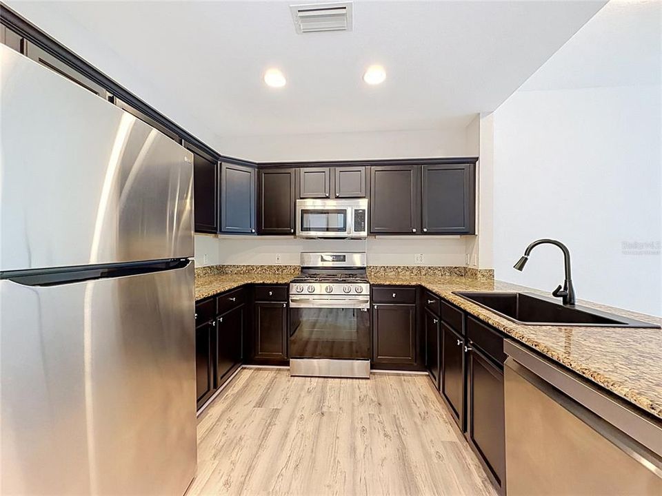 En Venta: $285,000 (3 camas, 3 baños, 2124 Pies cuadrados)