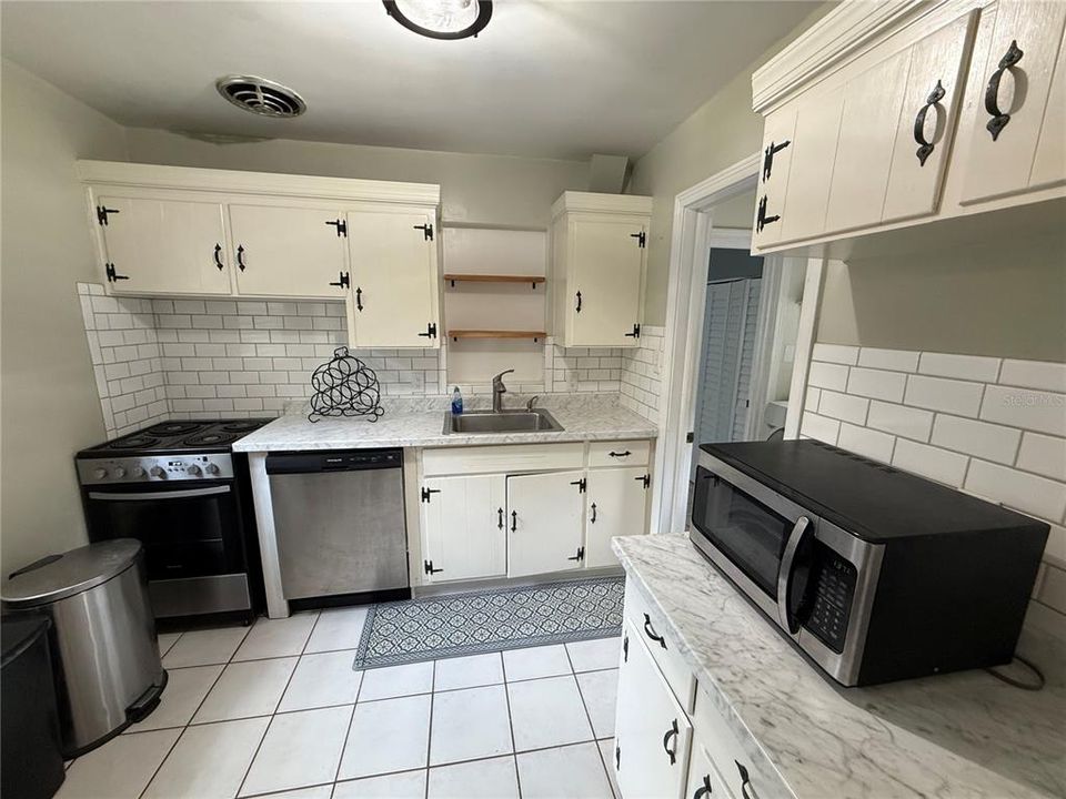 For Rent: $2,200 (3 beds, 2 baths, 1118 Square Feet)