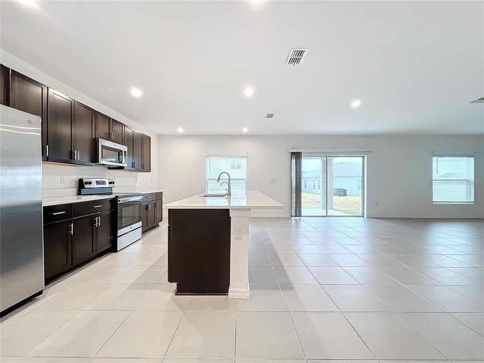 En Venta: $379,900 (5 camas, 3 baños, 2396 Pies cuadrados)