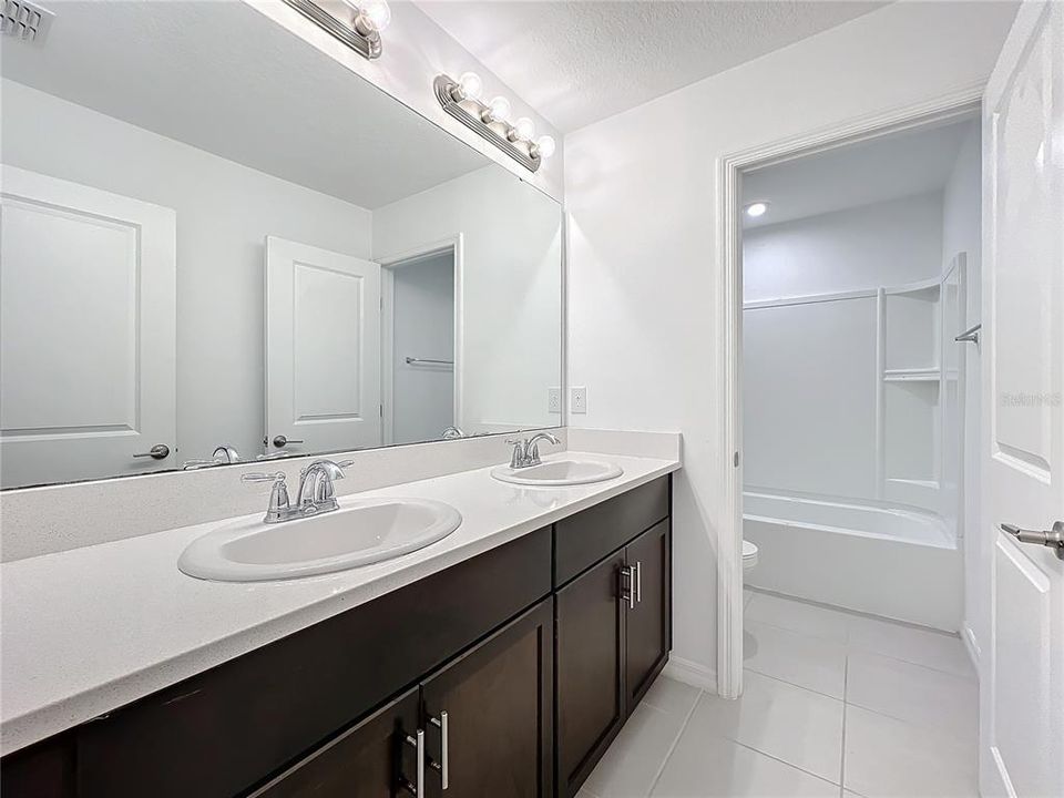 En Venta: $379,900 (5 camas, 3 baños, 2396 Pies cuadrados)