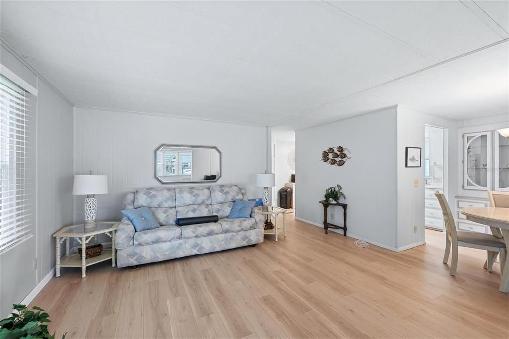 For Sale: $165,000 (2 beds, 2 baths, 1272 Square Feet)