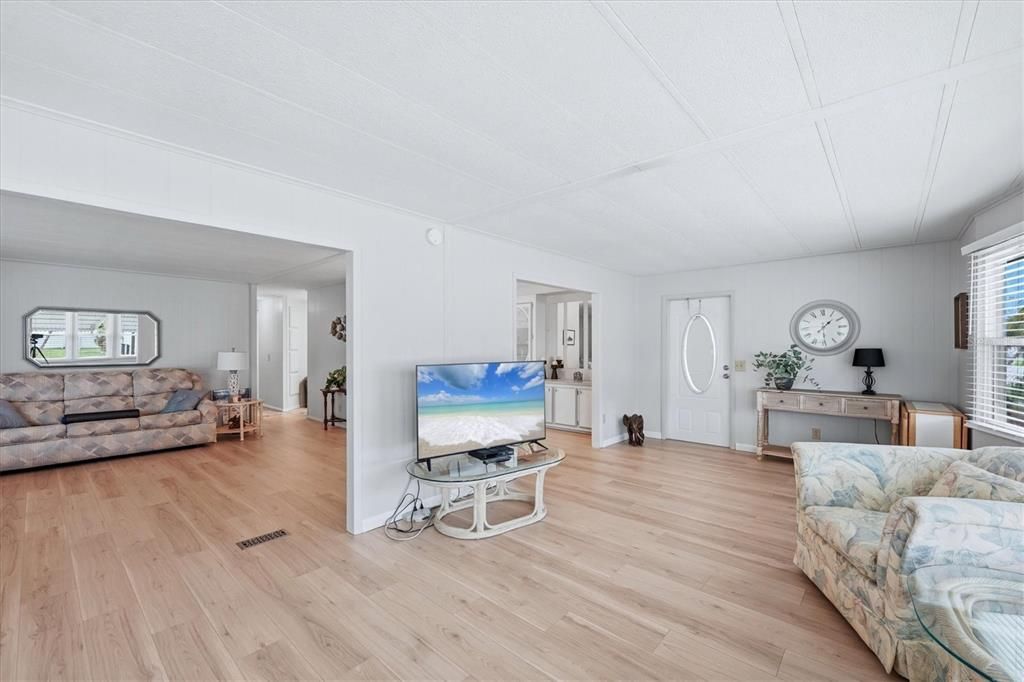 For Sale: $165,000 (2 beds, 2 baths, 1272 Square Feet)