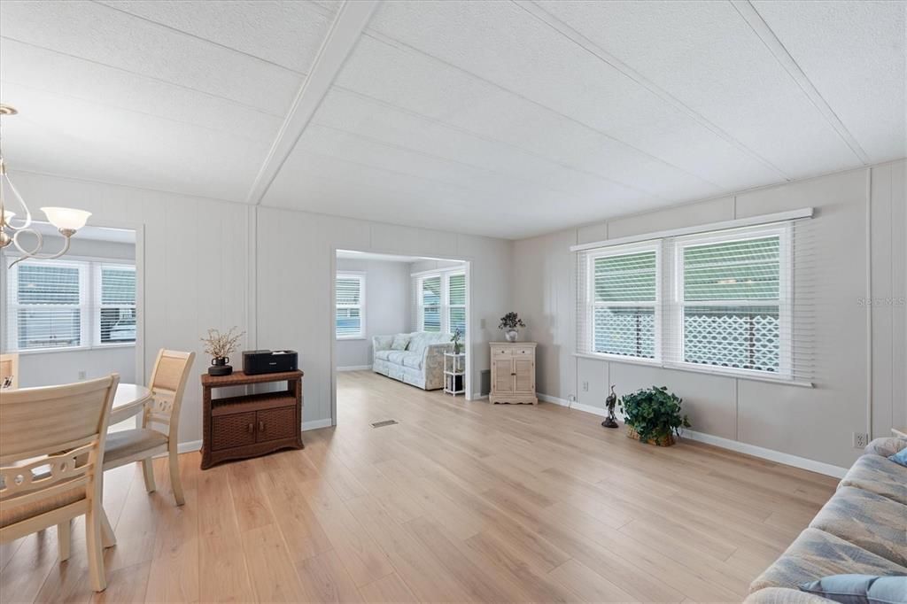 For Sale: $165,000 (2 beds, 2 baths, 1272 Square Feet)