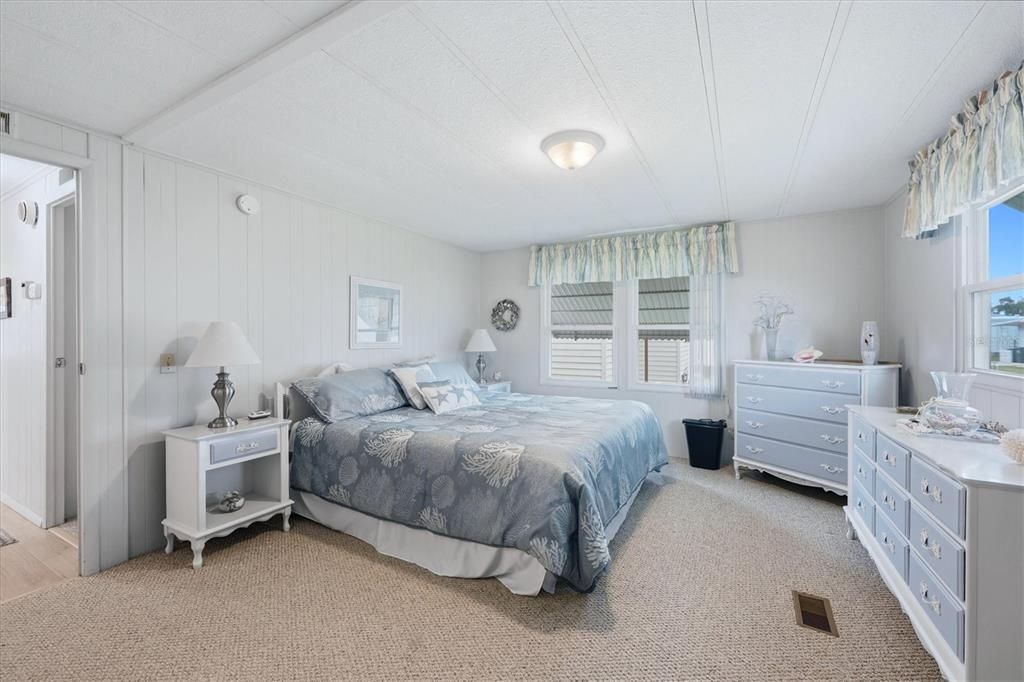 For Sale: $165,000 (2 beds, 2 baths, 1272 Square Feet)