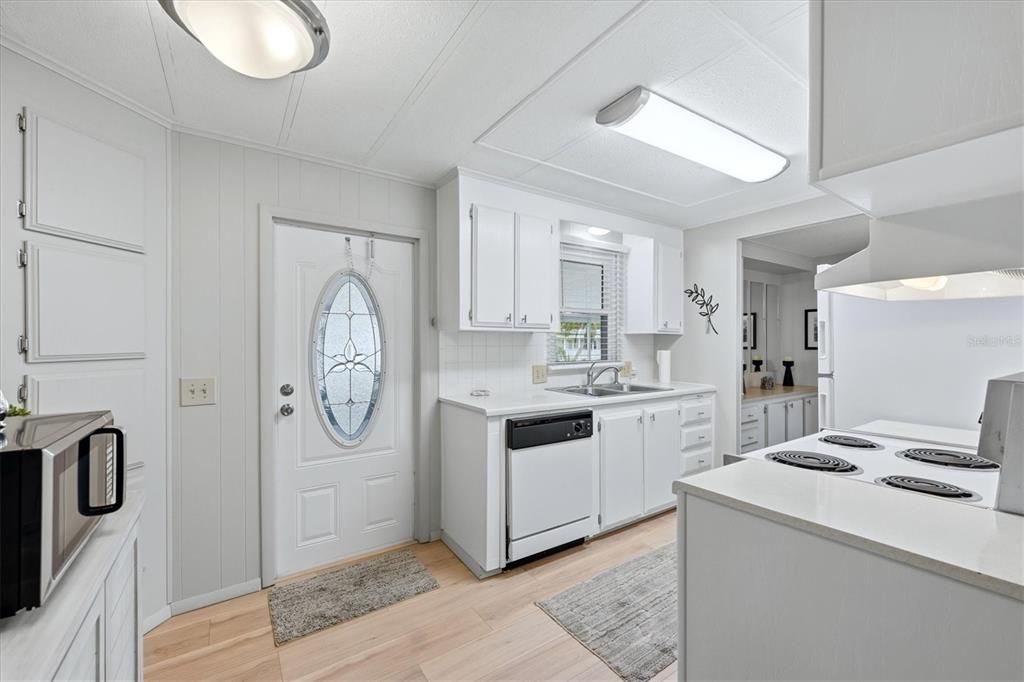 For Sale: $165,000 (2 beds, 2 baths, 1272 Square Feet)
