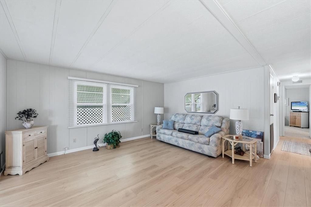For Sale: $165,000 (2 beds, 2 baths, 1272 Square Feet)