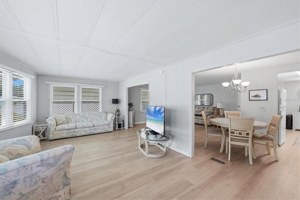 For Sale: $165,000 (2 beds, 2 baths, 1272 Square Feet)