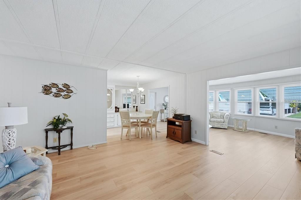 For Sale: $165,000 (2 beds, 2 baths, 1272 Square Feet)