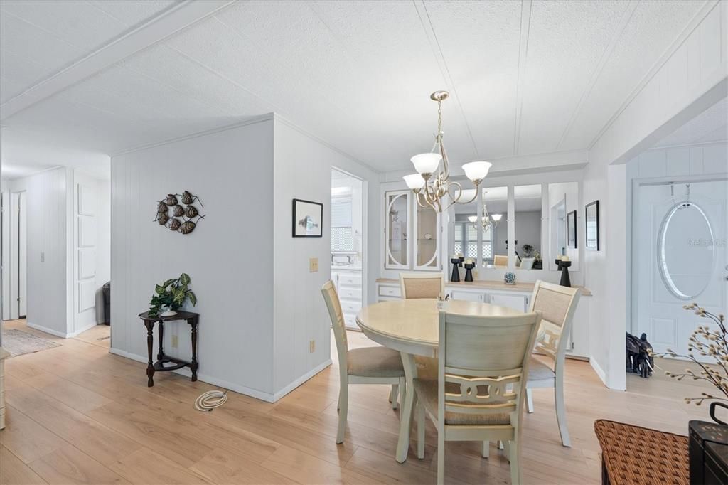 For Sale: $165,000 (2 beds, 2 baths, 1272 Square Feet)
