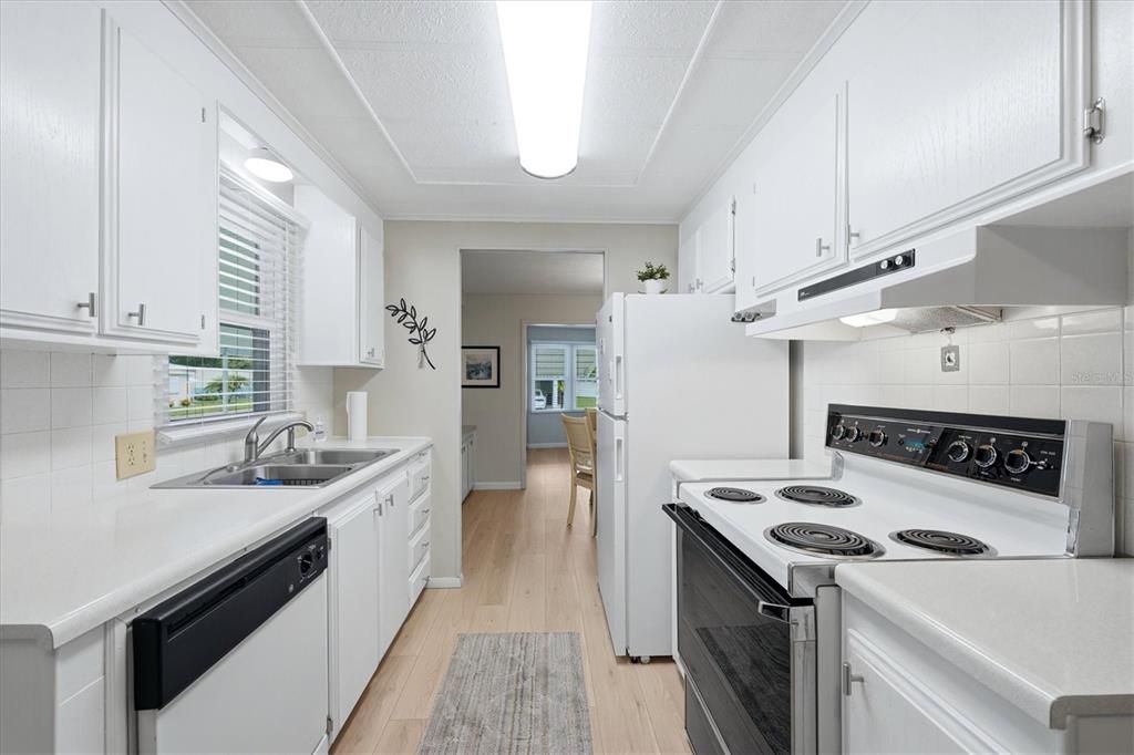 For Sale: $165,000 (2 beds, 2 baths, 1272 Square Feet)