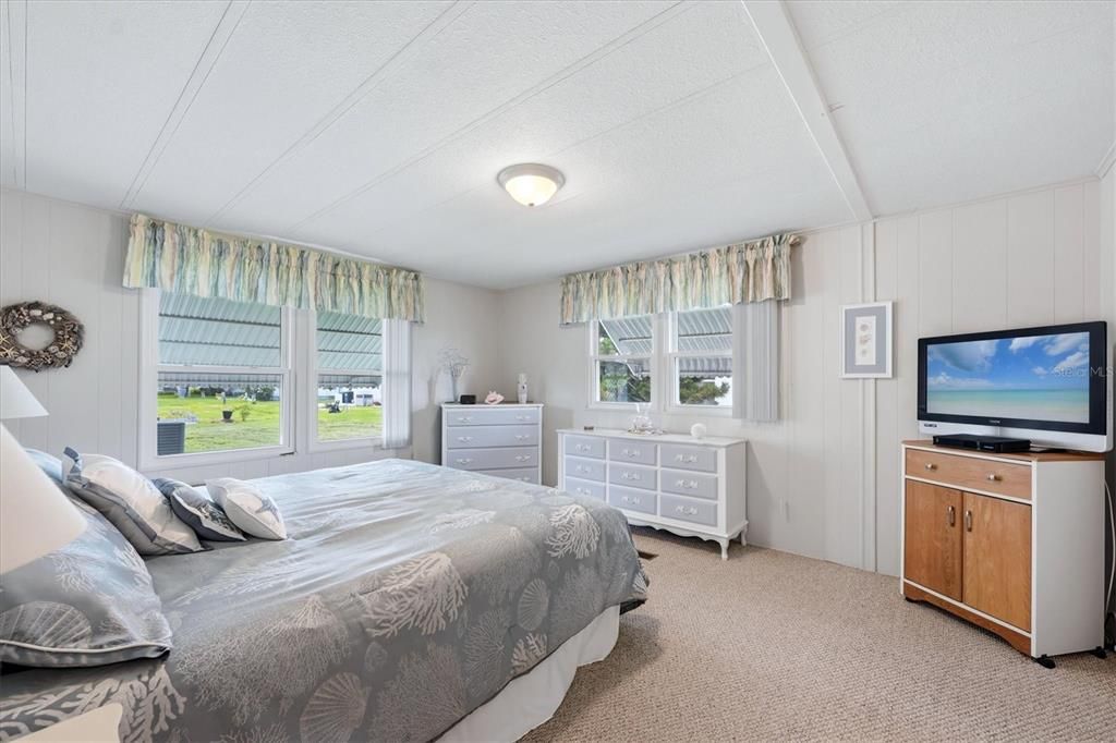 For Sale: $165,000 (2 beds, 2 baths, 1272 Square Feet)