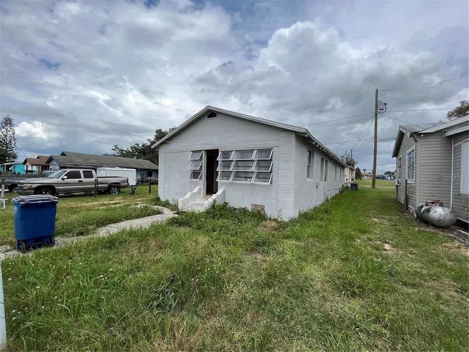 For Sale: $79,900 (3 beds, 1 baths, 989 Square Feet)