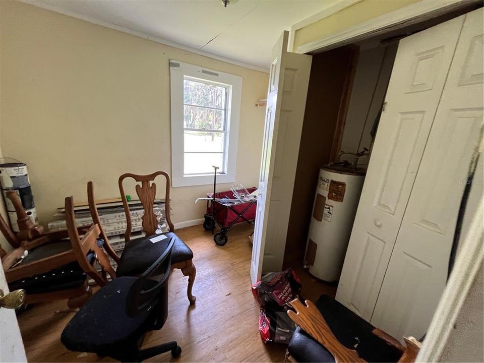 For Sale: $79,900 (3 beds, 1 baths, 989 Square Feet)