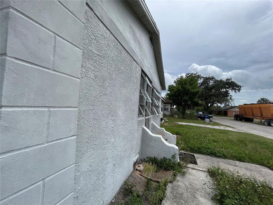 For Sale: $79,900 (3 beds, 1 baths, 989 Square Feet)