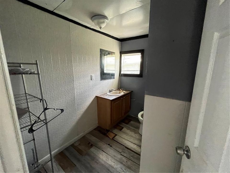 For Sale: $79,900 (3 beds, 1 baths, 989 Square Feet)