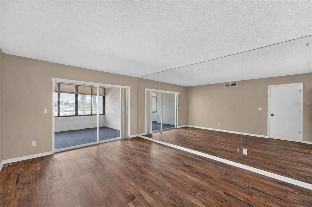 For Sale: $137,500 (1 beds, 1 baths, 775 Square Feet)