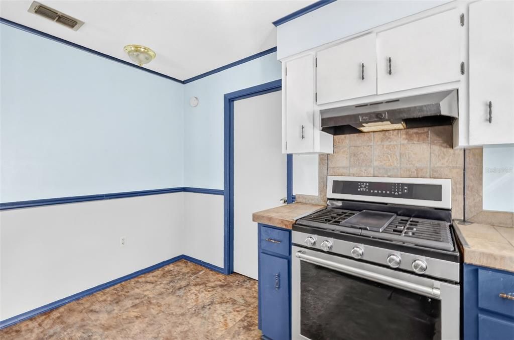 Active With Contract: $160,000 (3 beds, 1 baths, 1176 Square Feet)