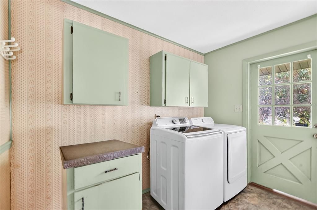 Active With Contract: $160,000 (3 beds, 1 baths, 1176 Square Feet)