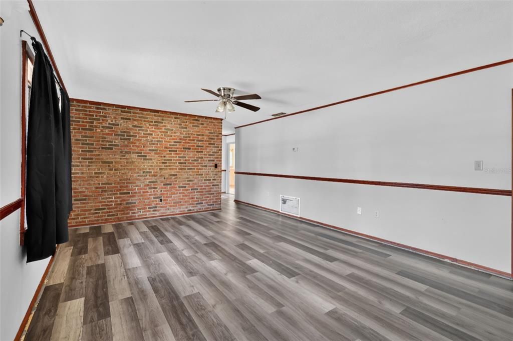 Active With Contract: $160,000 (3 beds, 1 baths, 1176 Square Feet)