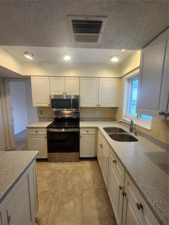 For Rent: $1,900 (2 beds, 2 baths, 1241 Square Feet)