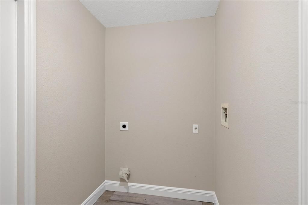 For Sale: $325,000 (3 beds, 2 baths, 1874 Square Feet)