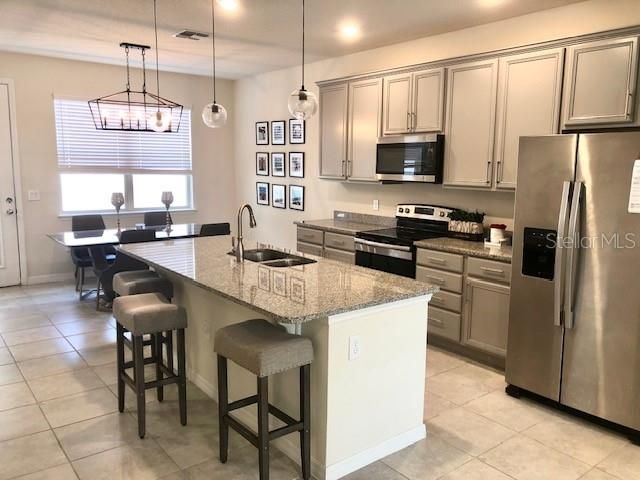 For Rent: $2,275 (2 beds, 2 baths, 1464 Square Feet)