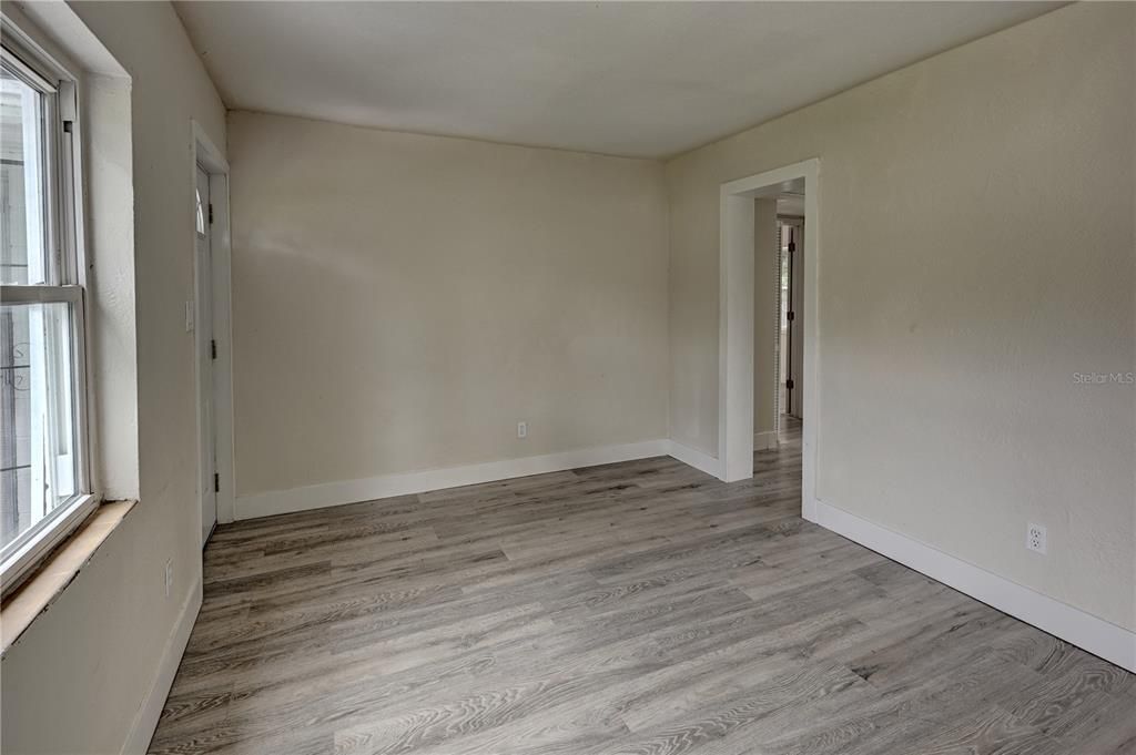 Active With Contract: $219,900 (2 beds, 1 baths, 908 Square Feet)