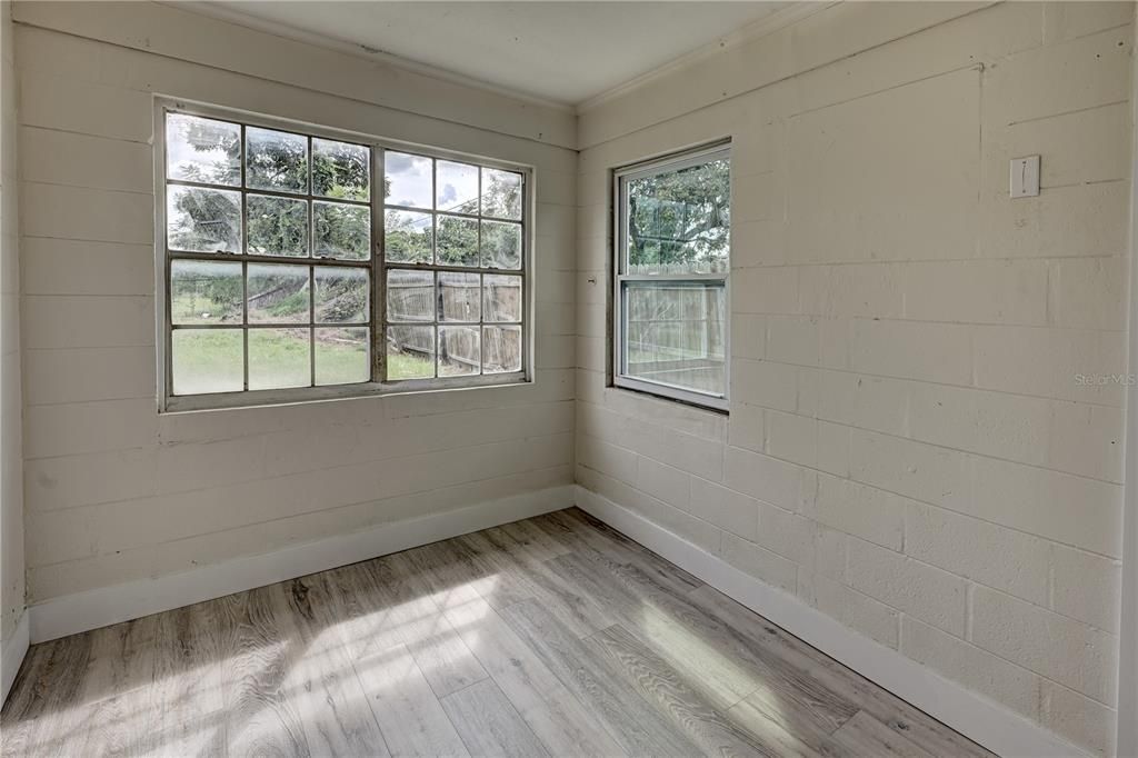 Active With Contract: $219,900 (2 beds, 1 baths, 908 Square Feet)