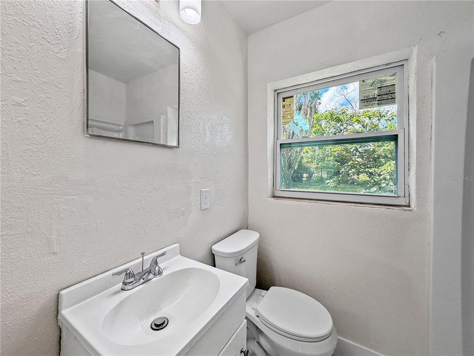 For Sale: $239,000 (2 beds, 1 baths, 908 Square Feet)